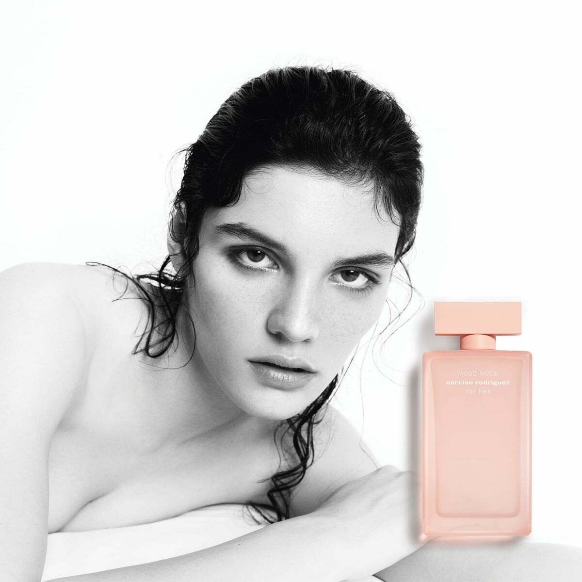 Fragranza floreale che avvolge il tuo corpo come una seconda pelle. La sua combinazione di cuore di Muschio, delicati fiori di Rosa e di Arancio, note di pepe rosa e gelsomino creano una fragranza irresistibile e sensuale.