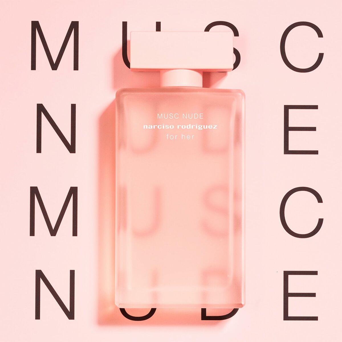 Fragranza floreale che avvolge il tuo corpo come una seconda pelle. La sua combinazione di cuore di Muschio, delicati fiori di Rosa e di Arancio, note di pepe rosa e gelsomino creano una fragranza irresistibile e sensuale.