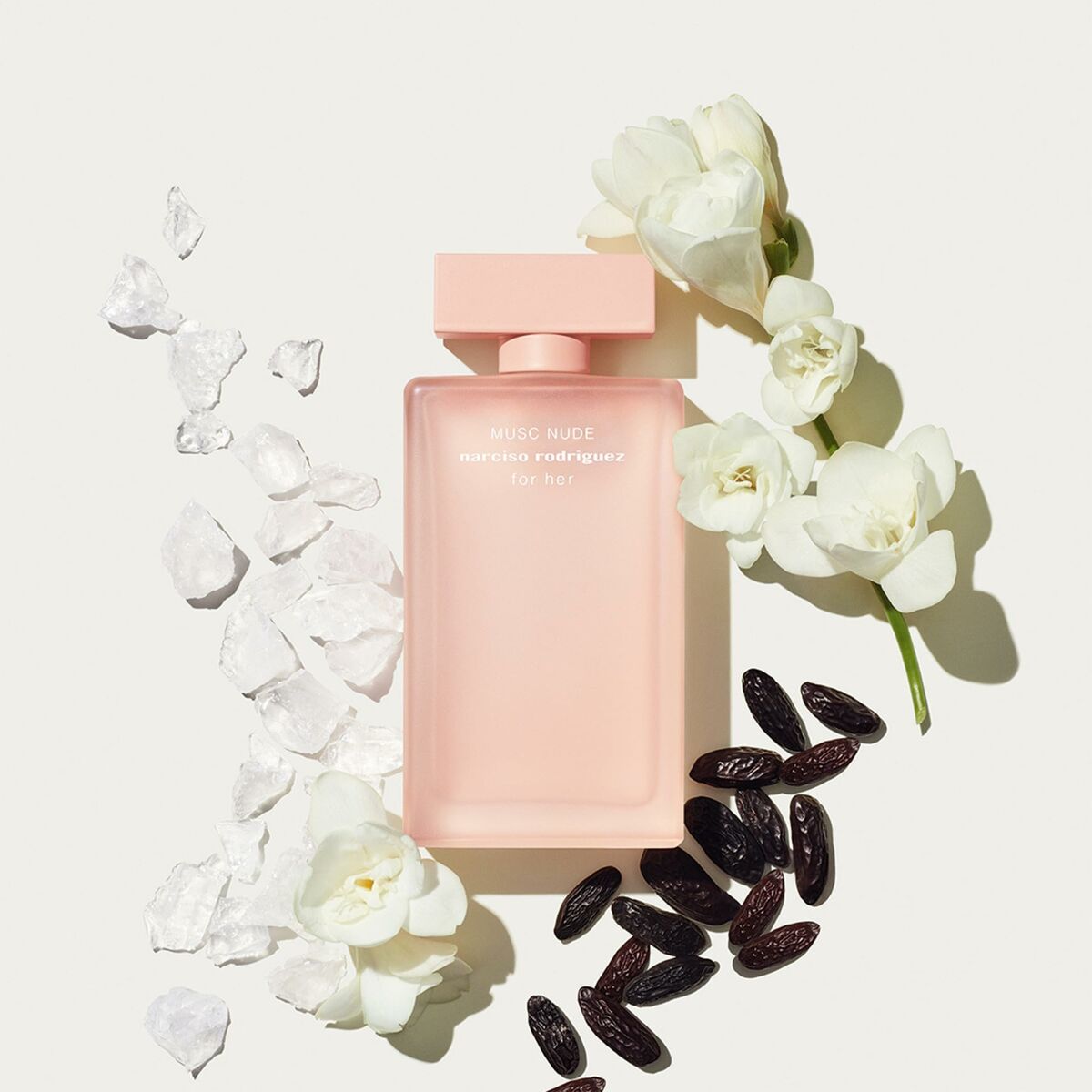 Fragranza floreale che avvolge il tuo corpo come una seconda pelle. La sua combinazione di cuore di Muschio, delicati fiori di Rosa e di Arancio, note di pepe rosa e gelsomino creano una fragranza irresistibile e sensuale.